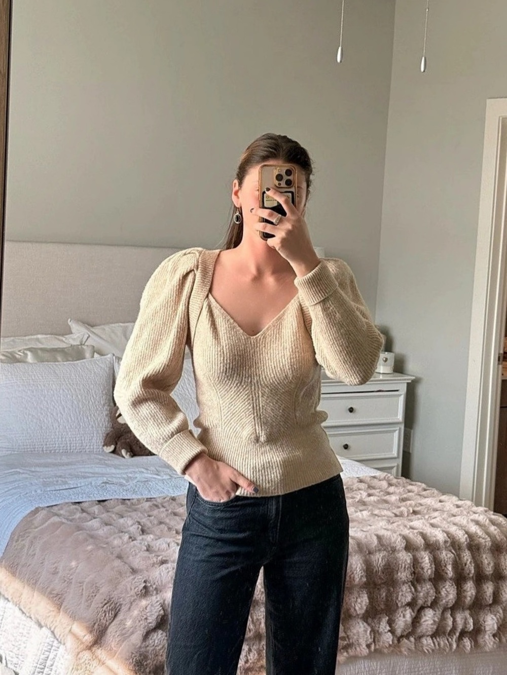 DH V-Neck Ribbed Sweater in khaki/Brown Size Small Like New